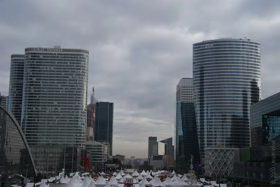 Blick von Grande Arche auf Triumpfbogen