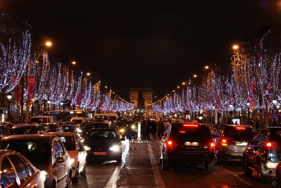 Champs-Élysées in Richtung Triumphbogen
